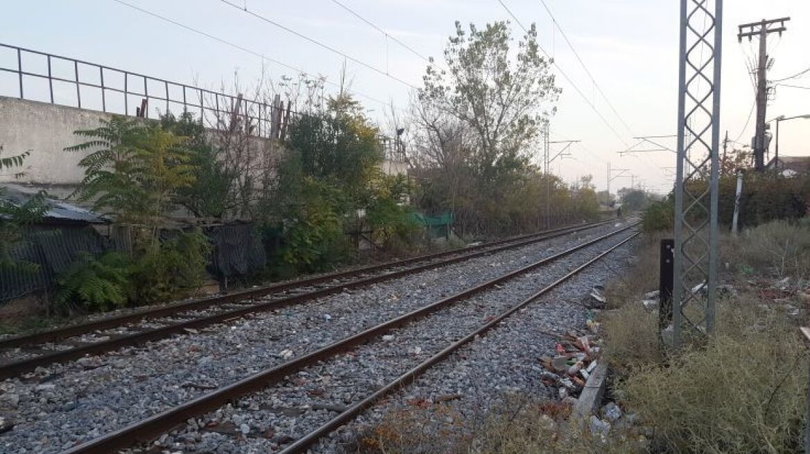 Λάρισα: Κατάληψη σιδηροδρομικών γραμμών από κατοίκους - Έχουν ανάψει φωτιές, καίγοντας λάστιχα